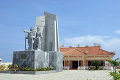 Tượng đài đội Hoàng Sa kiêm quản Bắc hải và nhà trưng bày đội Hoàng Sa Bắc hải tại Lý Sơn-Quảng Ngãi. (Ảnh: Nguyễn Đăng Lâm/TTXVN)