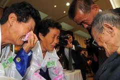 Một cuộc đoàn tụ của các gia đình bị ly tán. (Ảnh: AFP/TTXVN)