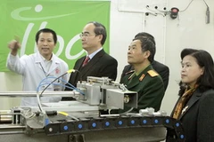 Phó Thủ tuớng Nguyễn Thiện Nhân thăm tại Bệnh viện Trung ương Quân đội 108. (Ảnh: Dương Ngọc/TTXVN)