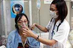 Bác sỹ tại Bệnh viện Bạch Mai điều trị cho bệnh nhân hen. (Ảnh: Hữu Oai/TTXVN) 