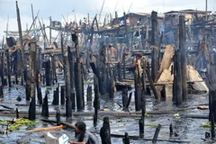 Những ngôi nhà lụp xụp của hai làng đông dân cư thuộc thành phố Navotas đã bị thiêu rụi.(Nguồn: Getty Images)