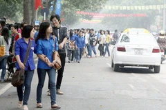 Tình trạng ngang nhiên đi bộ dưới lòng đường là rất phổ biến. (Ảnh: Bùi Tường/TTXVN) 