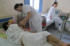 Bệnh nhân mắc bệnh trĩ bị họa tử hậu môn đang điều trị tại Bệnh viện Việt Đức. (Ảnh: PV)