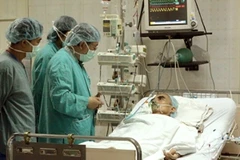 Bác sỹ của Bệnh viện Hữu Nghị Việt-Đức kiểm tra sức khỏe của bệnh nhân được ghép tim thành công. (Ảnh: Dương Ngọc/TTXVN)