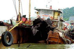 Thân tầu chở dầu Bạch Đằng 01- QN 3178 bị phá huỷ sau vụ nổ. (Ảnh: Báo Quảng Ninh)