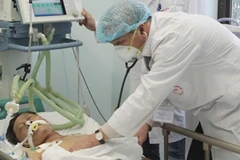 Bác sỹ điều trị cho bệnh nhân mắc bệnh truyền nhiễm. (Ảnh: Dương Ngọc/TTXVN)