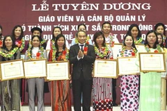 Các thầy cô giáo dạy trẻ khuyết tật có thành tích xuất sắc được tuyên dương. (Ảnh: Bích Ngọc/TTXVN)