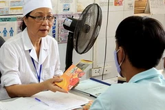 Khám, tư vấn cho bệnh nhân nhiễm HIV. (Ảnh: Dương Ngọc/TTXVN)