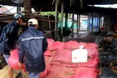 Người dân tại Phú Yên dùng bao cát gia cố, chống nhà cửa để phòng bão lũ. (Ảnh: Ly Kha/TTXVN) 