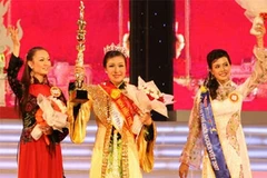 Các thí sinh đăng quang cuộc thi Hoa hậu Thế giới người Việt 2007. (Ảnh: Internet)