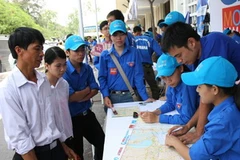 Thanh niên tình nguyện tham gia “Tiếp sức mùa thi 2009.” (Ảnh: Phương Hoa/TTXVN) 