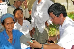 Bác sỹ Bệnh viện Bạch Mai khám cho người dân tại xã Ba tại huyện Ba Tơ, tỉnh Quảng Ngãi. (Ảnh: TTXVN)