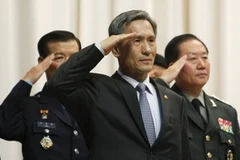Tân Bộ trưởng Quốc phòng Hàn Quốc Kim Kwan-jin (giữa). (Nguồn: Reuters)