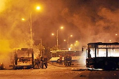 Những chiếc xe bị đốt cháy ở Urumqi, tỉnh Tân Cương. (Ảnh: Xinhua)