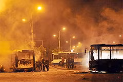 Những chiếc xe bị đốt cháy ở Urumqi, tỉnh Tân Cương. (Ảnh: Xinhua)