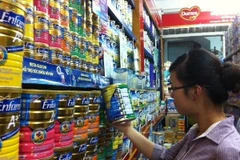 Người tiêu dùng chọn mua sữa. (Ảnh: Thùy Giang/Vietnam+)