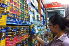 Người tiêu dùng chọn mua sữa. (Ảnh: Thùy Giang/Vietnam+)