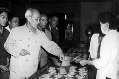 Hồ Chủ tịch thăm nhà ăn tập thể của công nhân nhà máy cao su, xà phòng, thuốc lá Hà Nội (tháng1/1961). (Ảnh tư liệu: TTXVN) 
