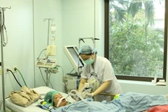 Điều trị cho bệnh nhân tại Bệnh viện Bệnh nhiệt đới Trung ương. (Ảnh: Anh Tuấn/TTXVN)