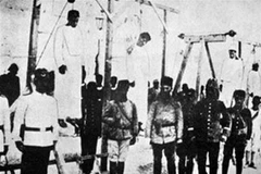 Bức ảnh chụp từ năm 1915 về những người Armenia bị treo cổ. (Ảnh: Internet)