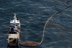 Ngăn chặn vết dầu loang trên mặt biển vịnh Mexico. (Ảnh: AFP/TTXVN)