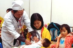 Chăm sóc, điều trị cho trẻ em. (Ảnh: Hữu Oai/TTXVN)