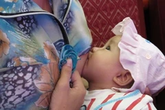 Các bà mẹ tham gia ngày hội nuôi con bằng sữa mẹ. (Ảnh: Phương Vy/TTXVN)