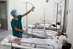 Bác sỹ điều trị cho bệnh nhân bị bỏng. Ảnh minh họa. (Ảnh: Phương Vy/TTXVN)