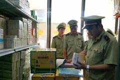 Trong ảnh: Lực lượng chức năng kiểm tra các cơ sở kinh doanh.( Ảnh: Tuấn Anh/TTXVN)