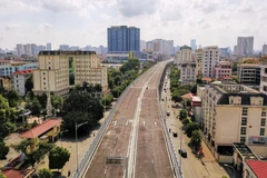 Đường vành đai 2 đoạn từ Ngã Tư Sở đến Ngã Tư Vọng (Hà Nội) đang trong giai đoạn hoàn thiện chuẩn bị cho lễ thông xe trong thời gian tới. (Ảnh: Thành Đạt - TTXVN)