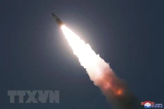 Vụ thử nghiệm vũ khí dẫn đường chiến thuật mới tại một địa điểm bí mật ở Triều Tiên ngày 21/3. (Ảnh: Yonhap/TTXVN)