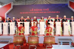 Các đại biểu bấm nút khởi công dự án. (Ảnh: Đức Phương/TTXVN)