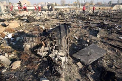 Hiện trường vụ rơi máy bay chở khách của Hãng hàng không quốc tế Ukraine ở gần Tehran, Iran ngày 8/1. (Ảnh: AFP/TTXVN)