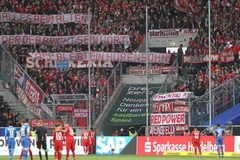 Phút thứ 63, Ultra Bayern giơ tấm biểu ngữ đầu tiên nhằm vào Dietmar Hopp. (Nguồn: AFP)