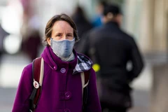 Người dân Séc đeo khẩu trang phòng chống COVID-19. (Nguồn: radio.cz)