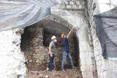 Đơn vị thi công tiến hành đục thông vòm cầu đường sắt phía Nam cầu Long Biên. (Ảnh: TTXVN phát)