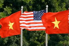 Quốc kỳ Việt Nam và Mỹ. (Nguồn: Reuters)