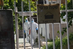 Nhân viên y tế làm việc tại khu điều trị bệnh nhân nhiễm COVID-19 tại Ramla, Israel. (Ảnh: THX/TTXVN)