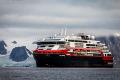 Ít nhất 33 thủy thủ trên MS Roald Amundsen mắc COVID-19. (Nguồn: thebarentsobserver)