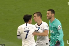 Son Heung-min và Hugo Lloris xô xát trên sân. (Nguồn: Sky)