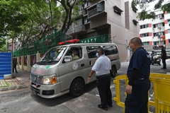 Xe cứu thương đỗ bên ngoài một khu nhà tập thể ở Singapore trong bối cảnh dịch COVID-19 bùng phát. (Ảnh: THX/TTXVN)