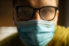 Mắt kính hay bị mờ khi đeo khẩu trang. (Nguồn: Getty Images)