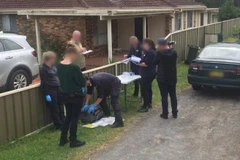 JCIT đã tìm thấy nhiều thiết bị điện tử, thiết bị chiến thuật và 3 khẩu súng bắn đạn sơn khi khám xét nhà. (Nguồn: canberratimes)