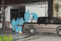 Nhân viên y tế phun khử khuẩn phố Ngô Quyền khu vực xung quanh quán Thế giới bò tươi. (Ảnh: Mạnh Minh/TTXVN)