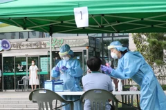 Lấy mẫu xét nghiệm COVID-19 tại Incheon, phía Tây Seoul, Hàn Quốc ngày 22/8. (Ảnh: YONHAP/TTXVN)