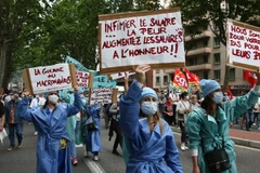 Nhân viên y tế Pháp xuống đường biểu tình. (Nguồn: AFP)