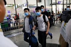 Người dân Philippines đeo khẩu trang phòng COVID-19. (Nguồn: Reuters)