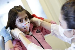 Thanh thiếu niên có thể truyền bệnh COVID-19 như người trưởng thành