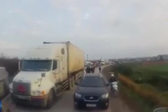 [Video] Tài xế phải lùi xe cả trăm mét vì cố tình vượt ẩu