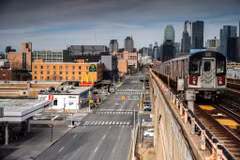 Quận mua sắm Manhattan sầm uất nhất thành phố New York bị ảnh hưởng vì COVID-19. (Nguồn: nytimes)
